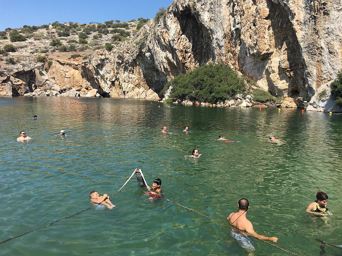 Η λίμνη Βουλιαγμένης κοντά στη Γλυφάδα, μέσα στη ζώνη outcall των VIP συνοδών της Αθηναϊκής Ριβιέρας